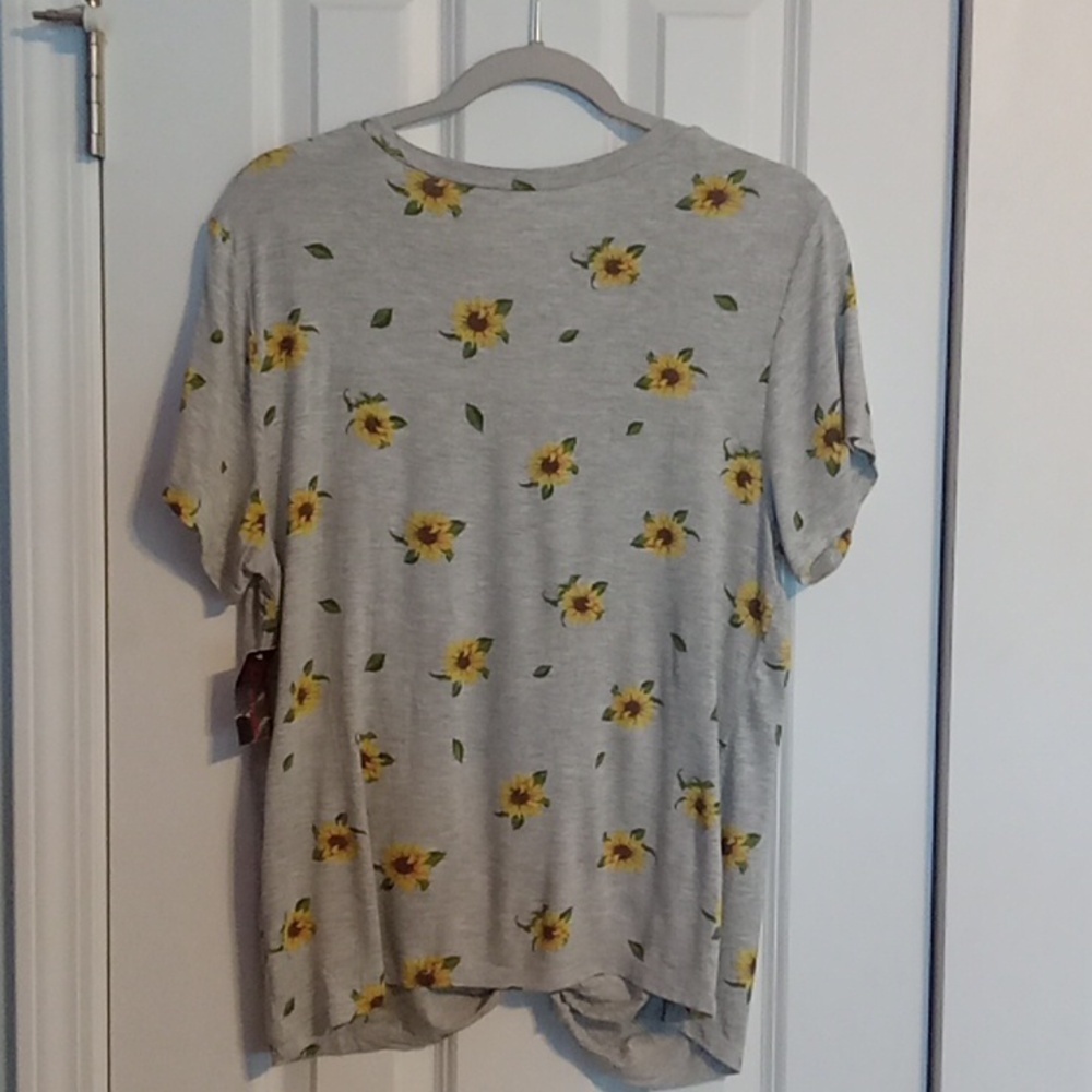 No Boundaries Sunflower Print Gray V-Neck Tee - Picture 4 of 4